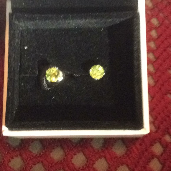 Genuine Peridot Birthstone 💚Stud Earrings - Picture 3 of 4